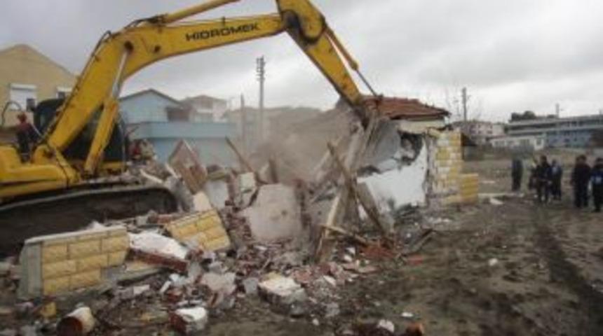 Karasu Sahilinde Bulunan Ka&ccedil;ak Binalar Yıkılıyor