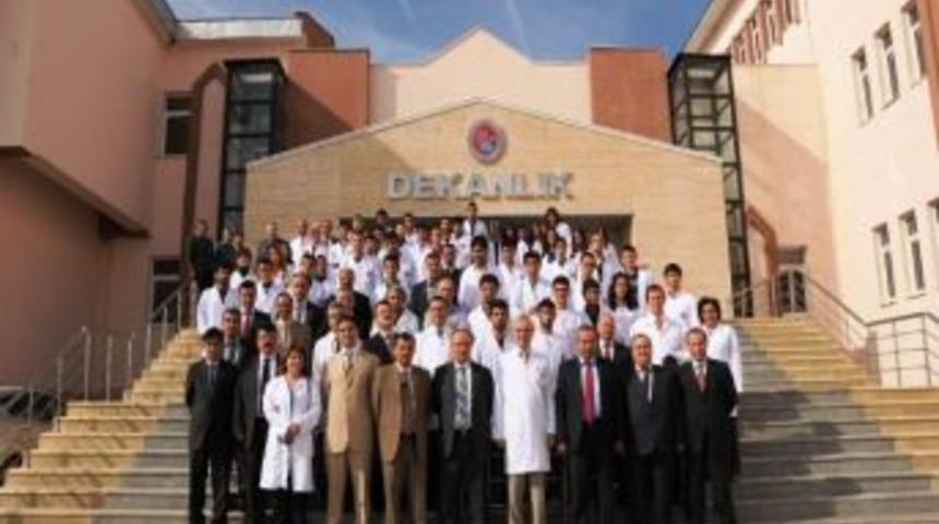 Yy&uuml;&rsquo;l&uuml; Doktor Adayları &Ouml;nl&uuml;k Giydi