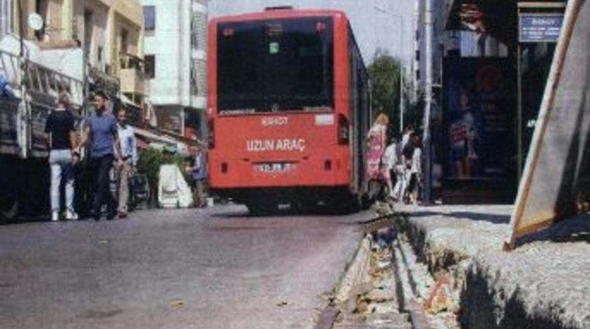İzmir'in Merkezinde Aynı Fotoğraf Bir Yıl Arayla Yeniden &Ccedil;ekildi
