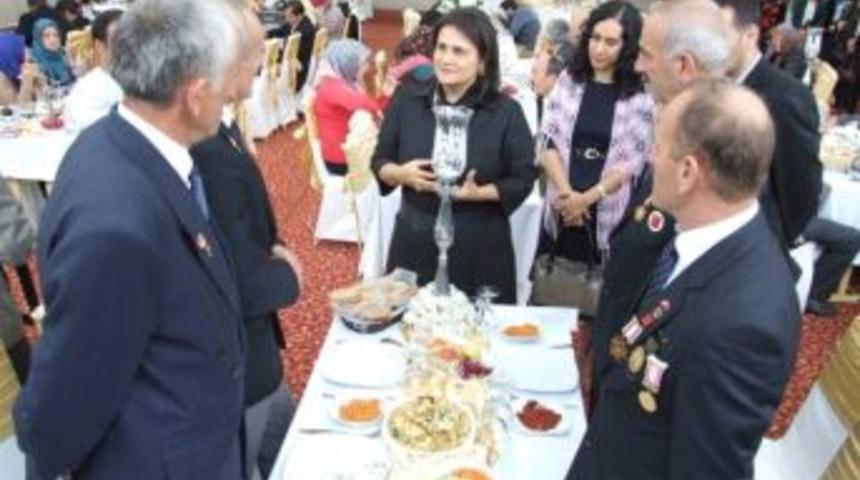 Vali Kızılcık'ın Eşi Sema Kızılcık Şehit Aileleri Ve Gazilerle Yemekte Buluştu