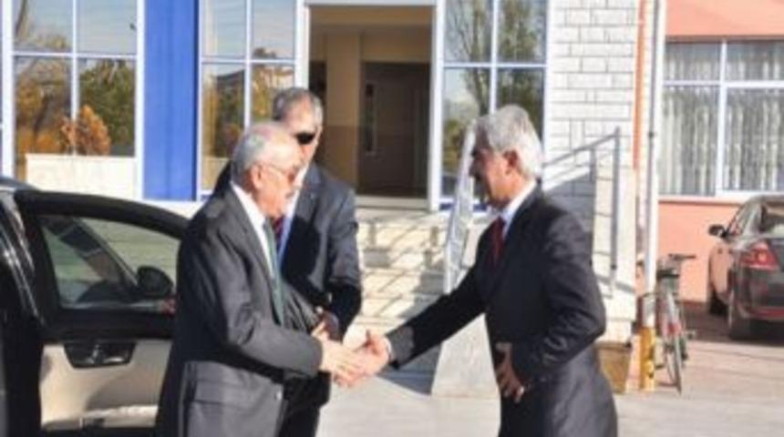 Vali Yenig&uuml;n Beldeleri Ziyaret Etti