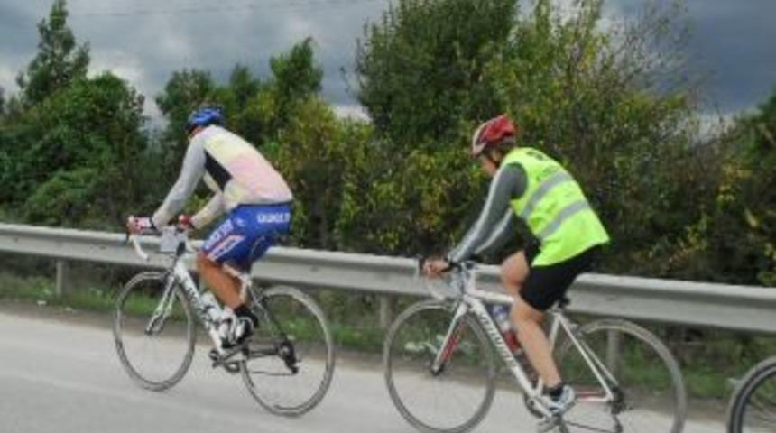 Anıtkabir'e Giden Bisiletliler D&uuml;zce'den Ge&ccedil;ti