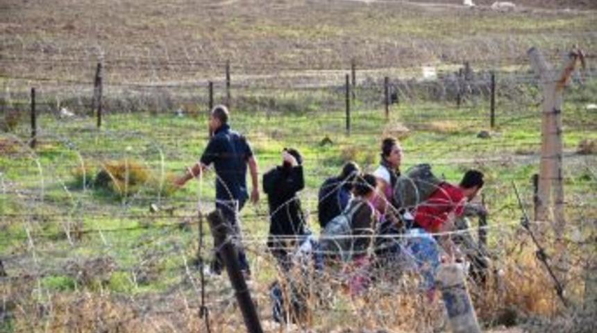 &Ccedil;atışmalardan Ka&ccedil;an Suriyeliler, Derbesiye&rsquo;den T&uuml;rkiye Sınırına Akın Ediyor