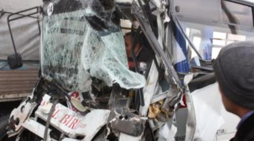 Yolcu Minib&uuml;s&uuml;yle Kamyon &Ccedil;arpıştı: 12 Yaralı