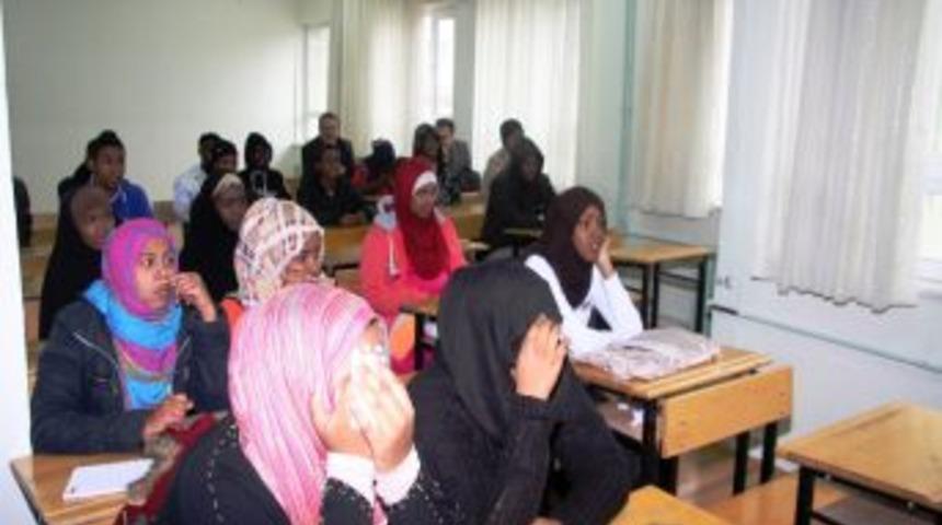 Somalililer T&uuml;rk&ccedil;e Kursunda Hem Dil Hem De K&uuml;lt&uuml;r &Ouml;ğreniyor