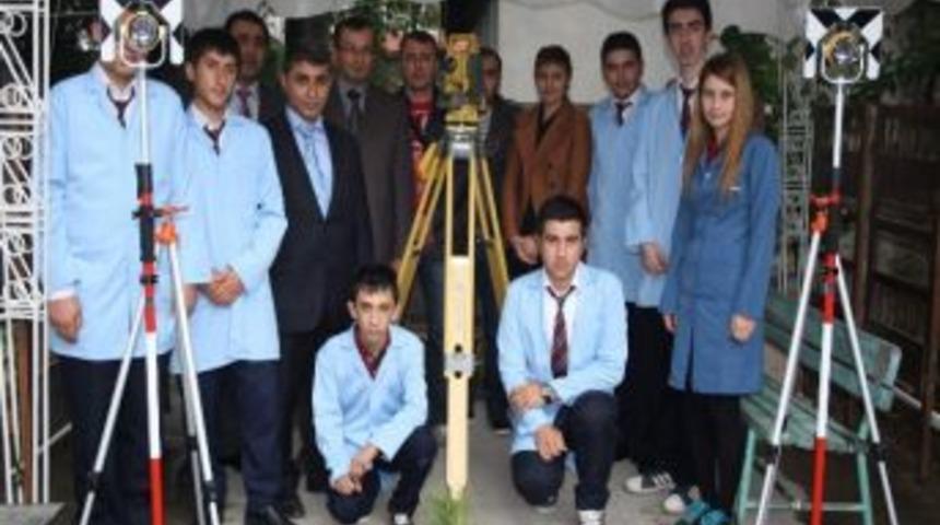 Harita Kadastro &Ouml;ğrencilerine Malzeme Desteği