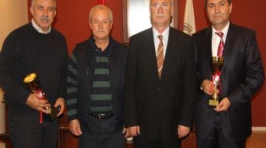 Burhaniye De Bri&ccedil;&ccedil;ilerin Kupa Sevinci