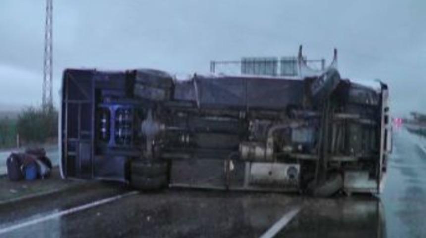 Turistleri Taşıyan Otob&uuml;s Devrildi: 27 Yaralı