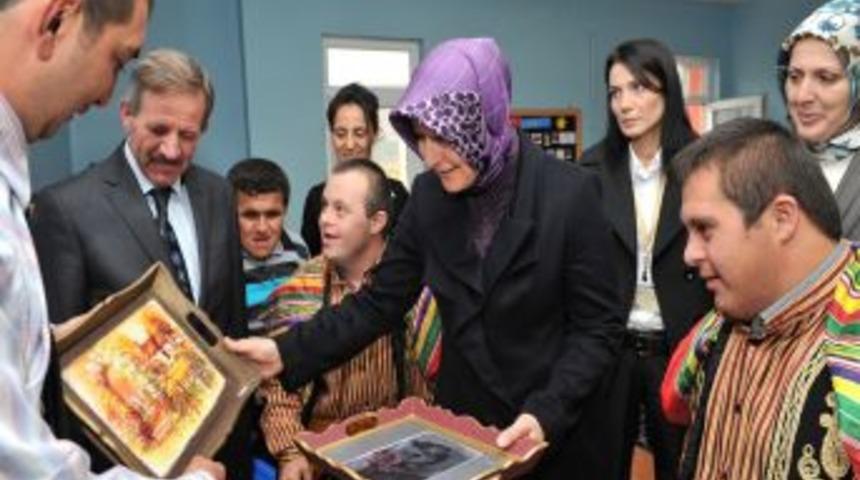 Hayrunnisa G&uuml;l, &Ccedil;ankırı'da Engelli &Ccedil;ocuklarla Biraraya Geldi