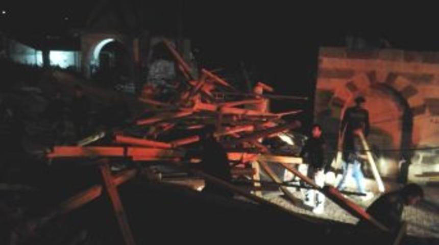 Şiddetli R&uuml;zgar Minare Iskelesini Yıktı