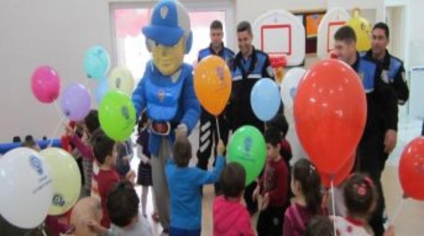 &Ouml;demiş Emniyet, &Ouml;ğrencilere "kanka" Oldu