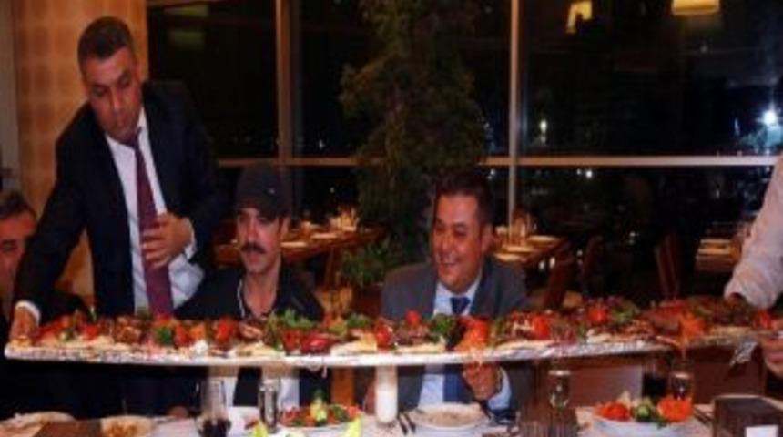 Metrelik Adana Kebabı &Ouml;zcan Deniz&rsquo;e "diyet" Bozdurdu