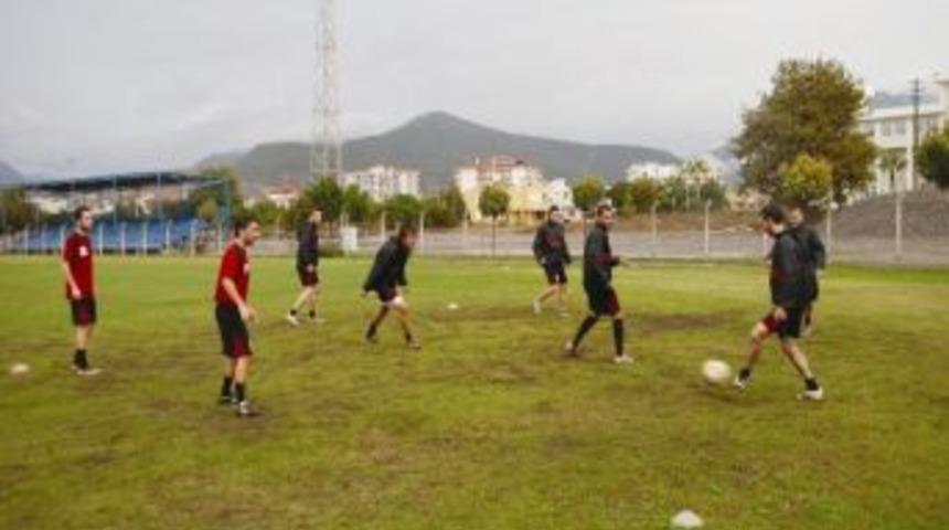 Gazipaşa Belediyespor Yağmur Altında &Ccedil;alıştı