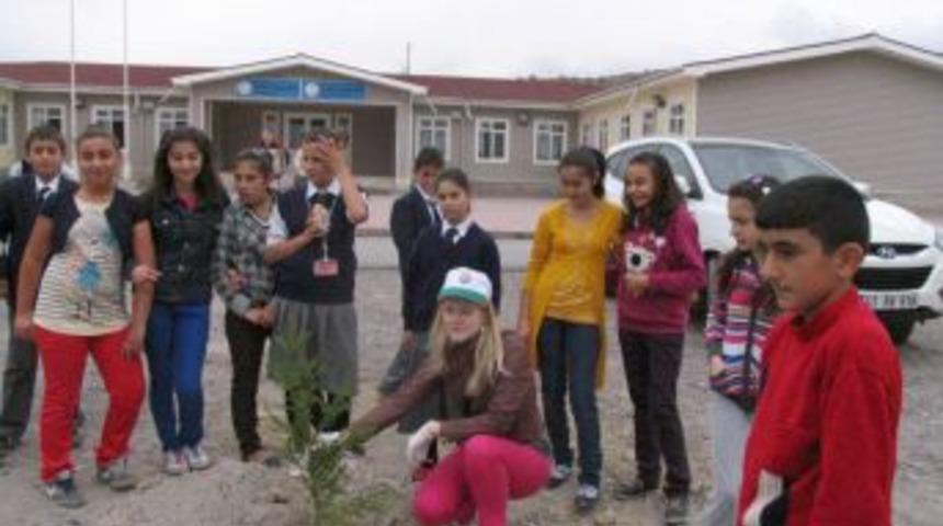 TEMA Kayseri, Litvanyalı Gen&ccedil;lerle Fidan Dikti