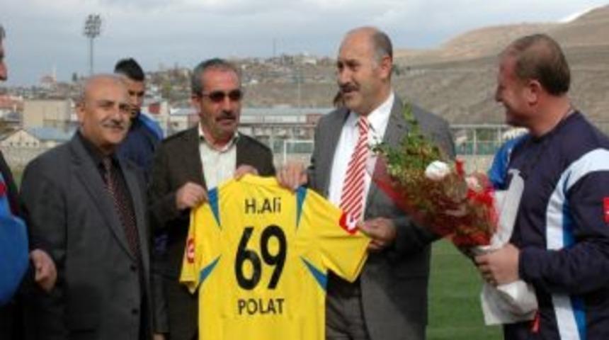 Bayburt Belediye Başkanı Hacı Ali Polat, Bayburt Grup &Ouml;zel İdare İdmanında Futbolculara Tatlı İkram Ederek Başarı Diledi