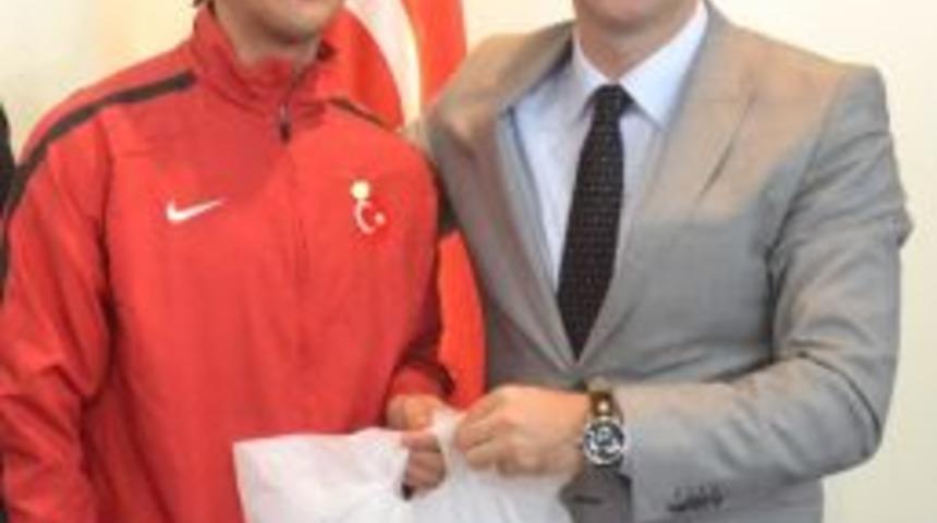 Minderin Şampiyonlarına &Ouml;d&uuml;l