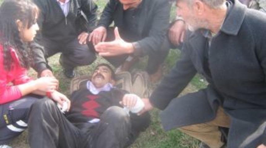 Motosiklet kamyonla &ccedil;arpıştı: 3 ağır yaralı