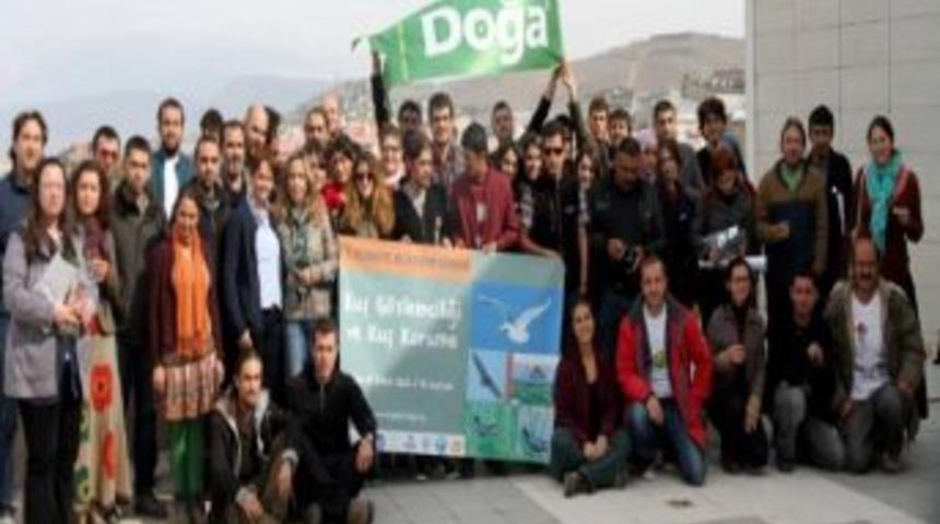 &Uuml;niversiteliler, Erzurum Ovası&rsquo;nda D&uuml;rb&uuml;nlerle Kuşları G&ouml;zlemledi