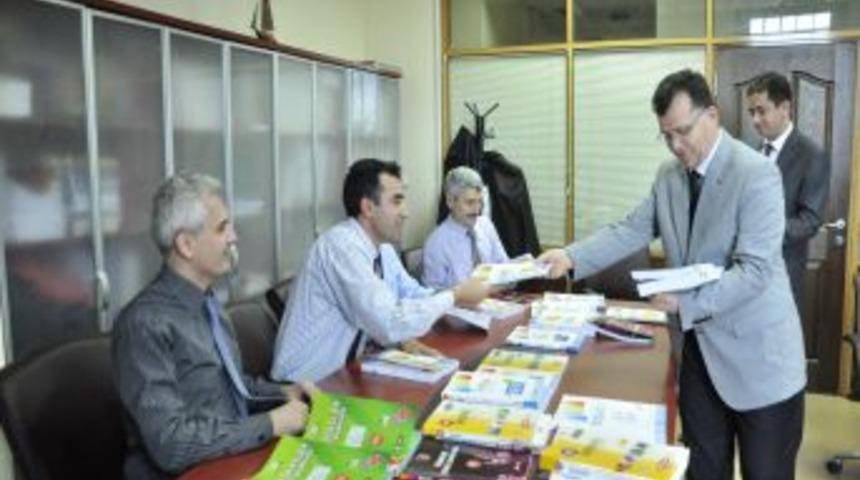 FEM Ve Anafen Yayınları'ndan 400 Bin &Ouml;ğretmene &Uuml;cretsiz Kitap