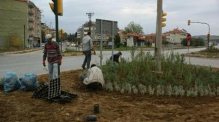 Kula'da Kavşaklar &Ccedil;i&ccedil;eklendiriliyor
