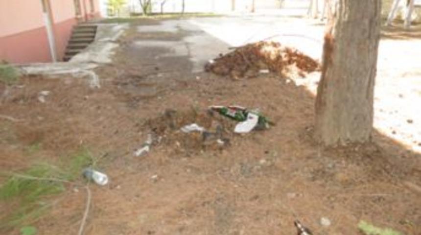 Mahalle Sakinleri Hastane Bah&ccedil;esinde I&ccedil;ki I&ccedil;ilmesine Tepki G&ouml;sterdi