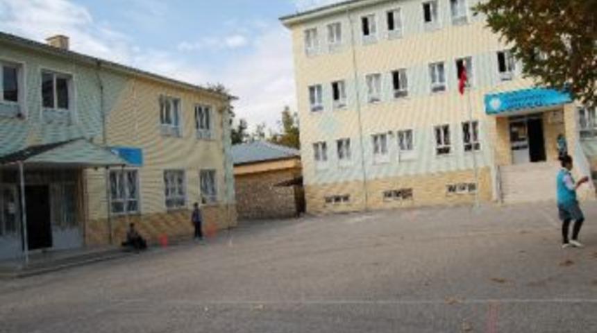 G&ouml;lbaşı Belediyesinden Okullara Destek