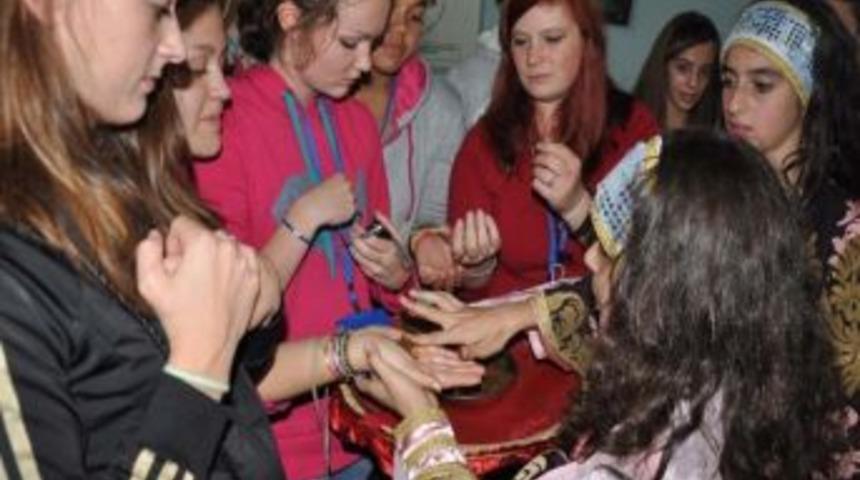 Avrupalı &Ouml;ğrenciler Kına Gecesinde Doyasıya Eğlendi