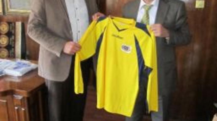 Kaymaklı Belediye Spor&rsquo;a Forma Yardımı