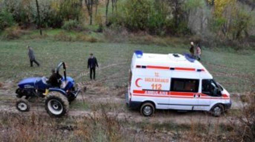 Yaralıları Almaya Giden Ambulans &Ccedil;amura Saplandı