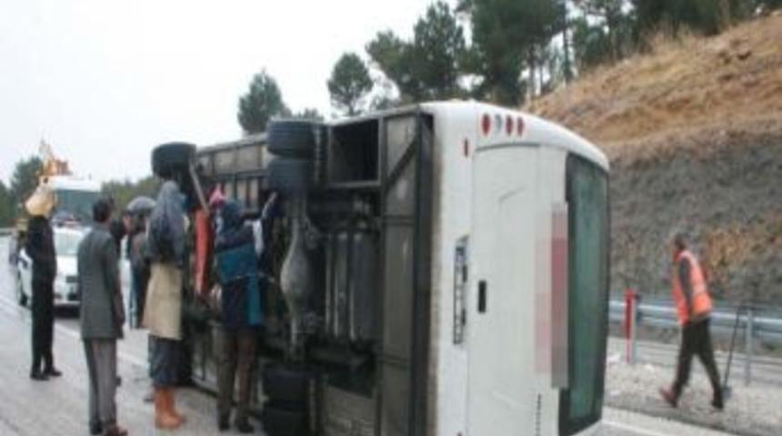 Karaman&rsquo;da Servis Midib&uuml;s&uuml; Devrildi: 18 Yaralı