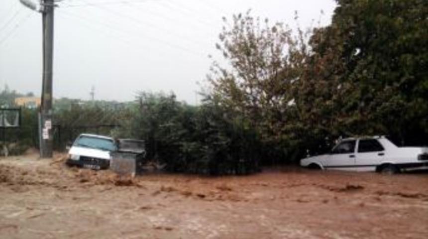 Erdemli'de Sağanak Yağış Sele Yola&ccedil;tı