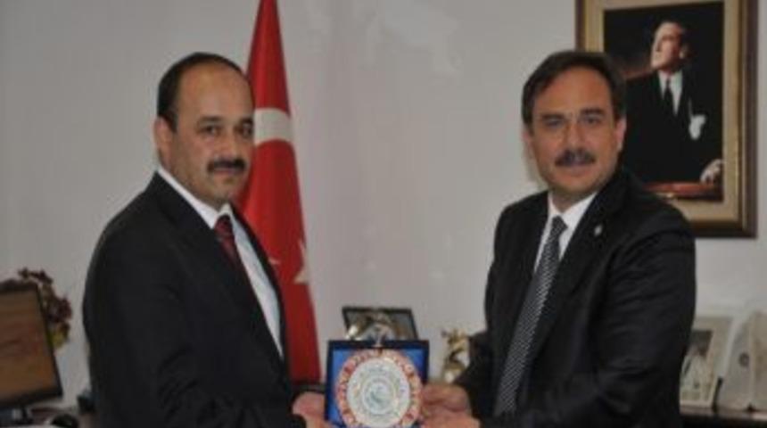 Rekt&ouml;r Aydın, Sempozyuma Katıldı