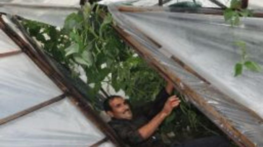 &Ouml;nce Hortum Sonra Yağmur Vurdu