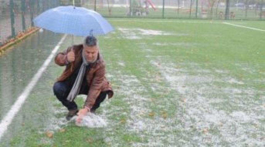 Yeni Yapılan Suni &Ccedil;im Sahayı Su Bastı, Halısı Kabardı