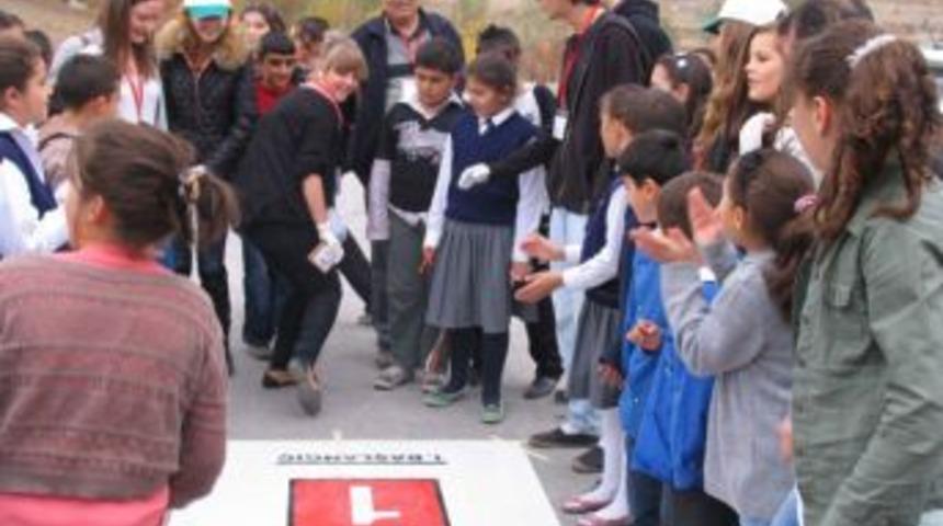 Litvanyalı &Ouml;ğrenciler 'seksek' Oynadı