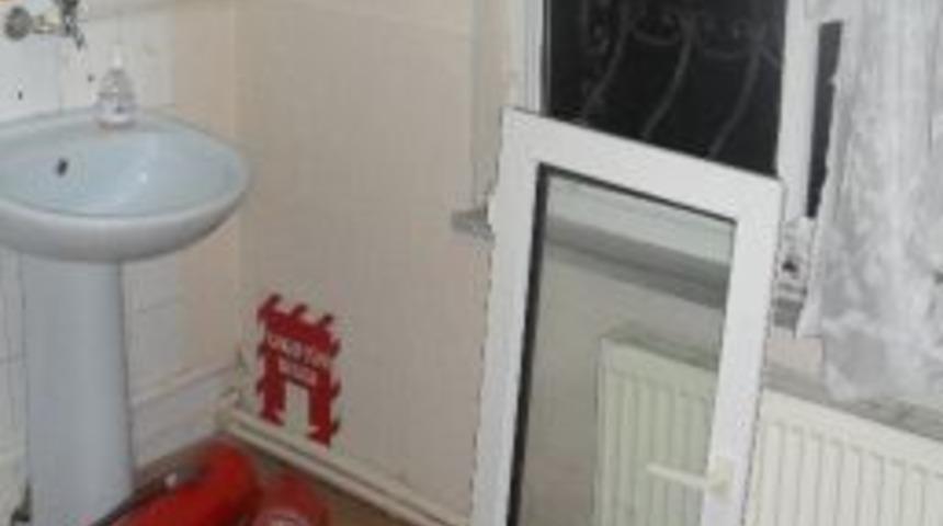 Arap Turist Hemşirenin Kafasında Saat Kırdı