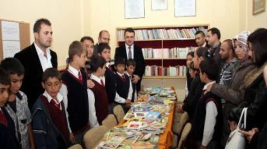 Ak Parti Sivas İl Gençlik Kolları Kitap Bağışında Bulundu