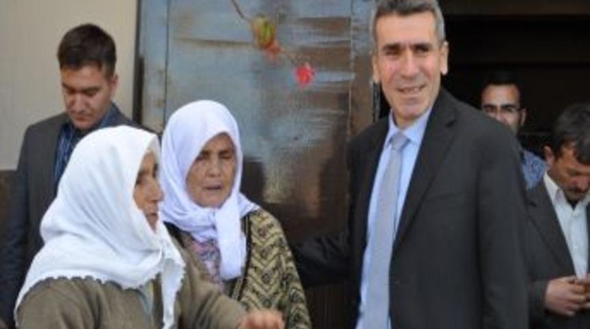 Demirci'de, Dar Gelirli &Ccedil;ift&ccedil;iye Buğday Tohumu Dağıtıldı