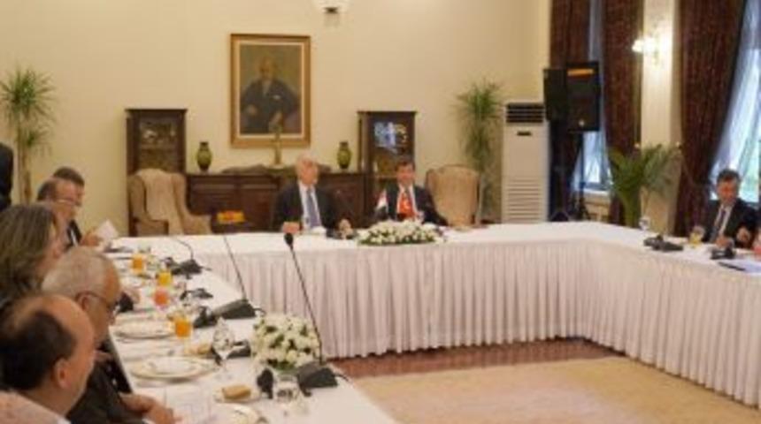 Davutoğlu Ve Mısır Dışişleri Bakanı Amr Yemekte Bir Araya Geldi