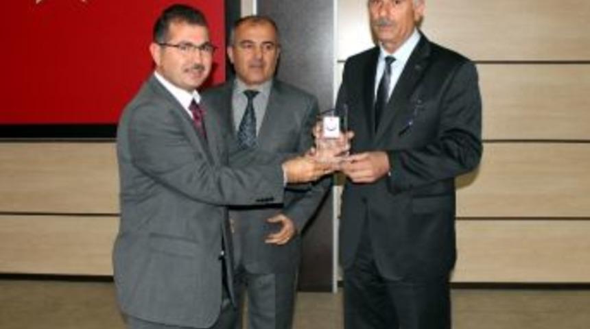 Sağlıkta Eski Y&ouml;neticilere Plaket Verildi