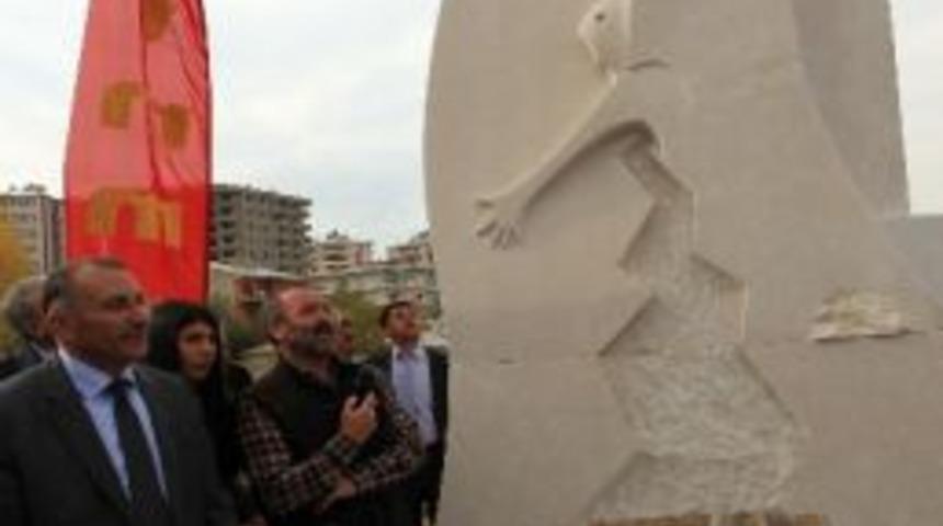 Deprem Anıtı T&ouml;renle A&ccedil;ıldı