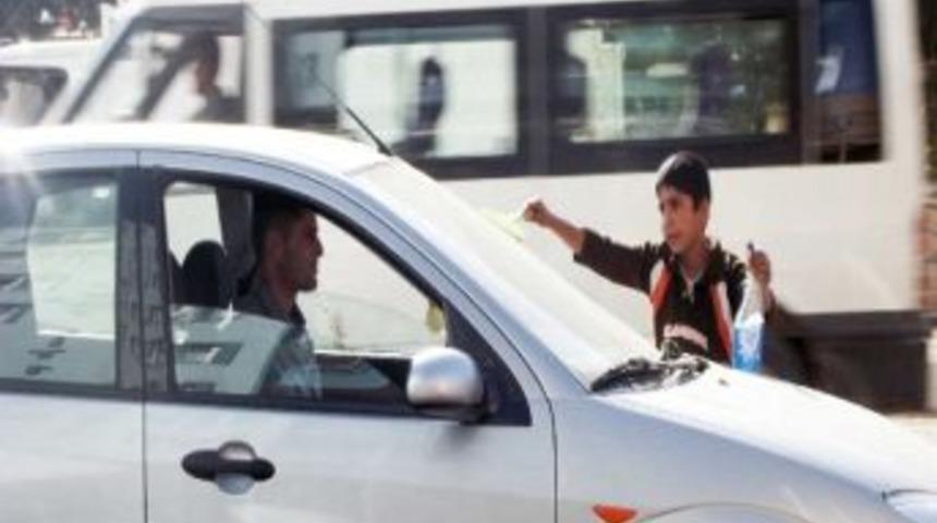 &Ccedil;ocuklar Tehlikeye Aldırmadan Caddelerde Ara&ccedil; Camları Siliyor