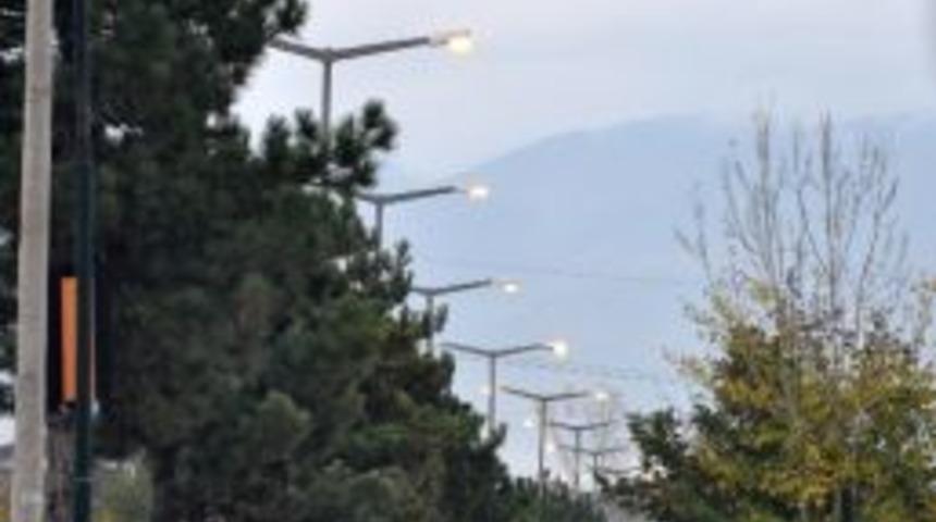 Bolu&rsquo;da Gece Kapatılıp G&uuml;nd&uuml;z Yakılan Sokak Lambaları Şaşkınlık Yarattı