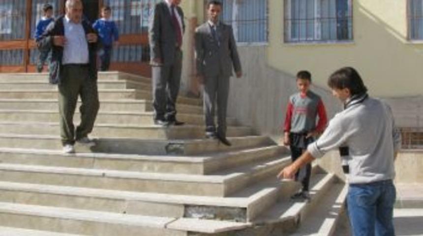 Milli Eğitim M&uuml;d&uuml;r&uuml; G&uuml;ndeş, Hisar K&ouml;y&uuml;ndeki Okulda İncelemelerde Bulundu