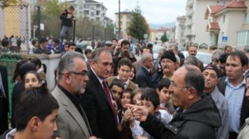 Başkan Yılmaz Cuma Namazı &Ccedil;ıkışı Vatandaşla Sohbet Etti