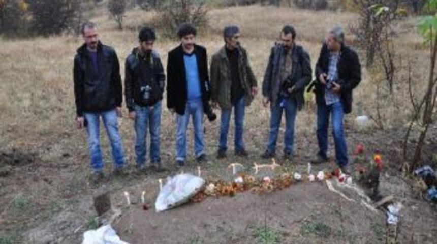 Van Depreminde &Ouml;len Gazeteci Cem Emir Mezarı Başında Anıldı