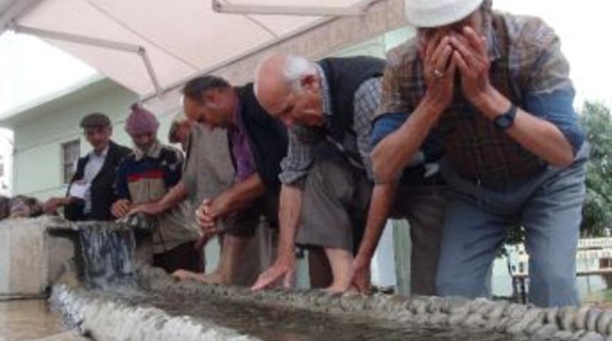 S&uuml;s Havuzunda Abdest Aldılar