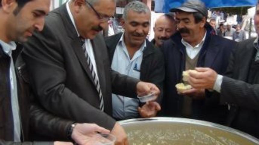 Ayaş Belediyesi, Atat&uuml;rk I&ccedil;in Helva Dağıttı