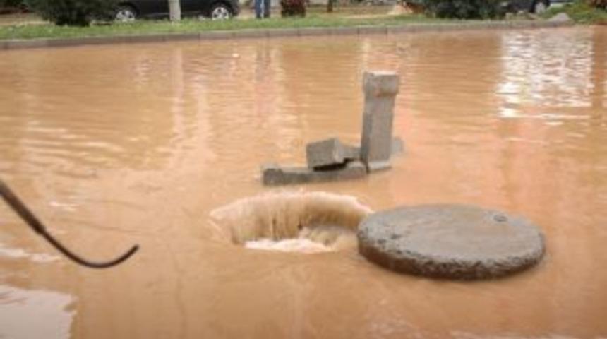 Mersin&rsquo;de Sağanak Yağmur Hayatı Fel&ccedil; Etti