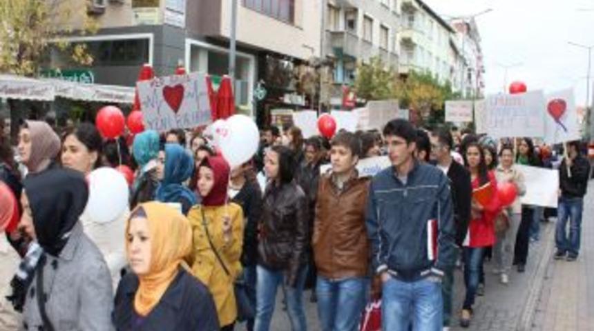Organ Nakline Dikkat &Ccedil;ekmek I&ccedil;in Mehter Eşliğinde Y&uuml;r&uuml;d&uuml;ler